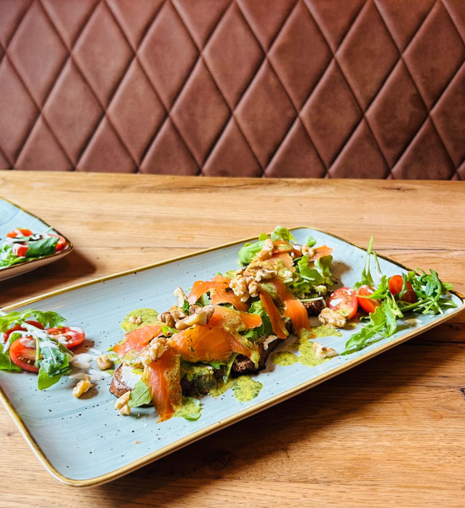 Lachsbrot mit Walnüssen und Rucola