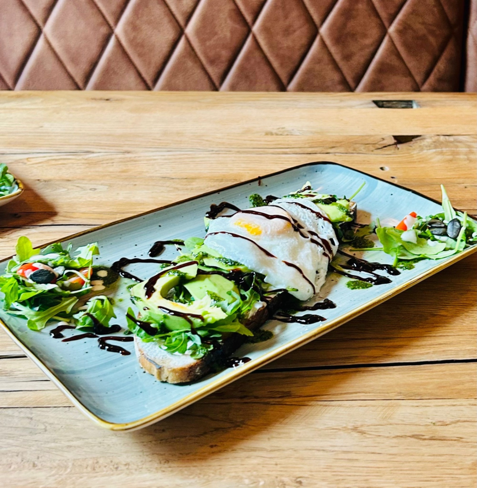 Avocadobrot mit pochiertem Ei und Balsamico