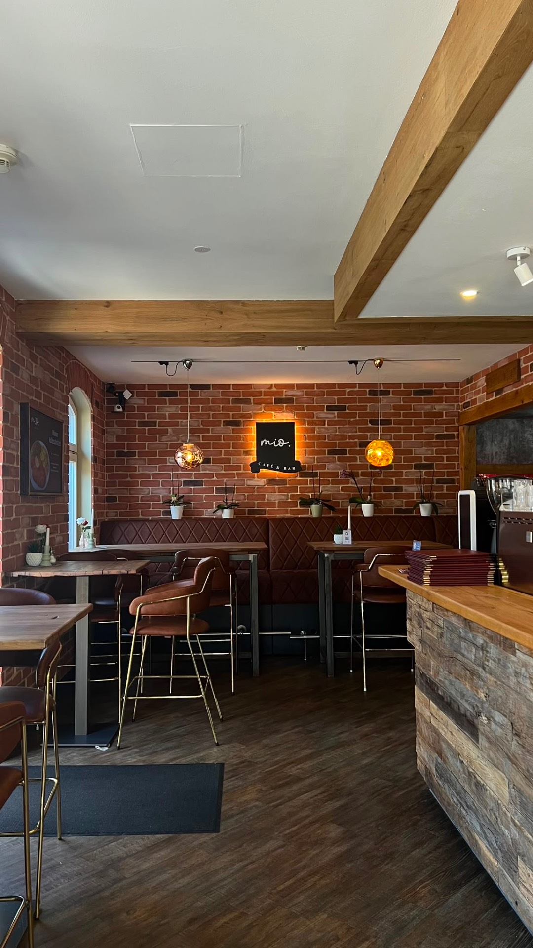 Theke und Barhocker im mio Cafe & Bar